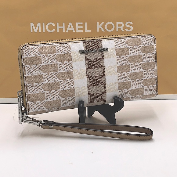 MICHAEL KORS LARGE TRAVEL CONTINENTAL WRISTLET WALLET CAMEL COLOR - Picture 2 of 16
